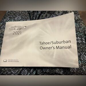 Chevrolet Tahoe/Suburban Owner's Manual - White
